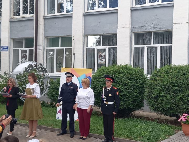 В Агрызском районе начальник ОГИБДД принял участие в школьной линейке