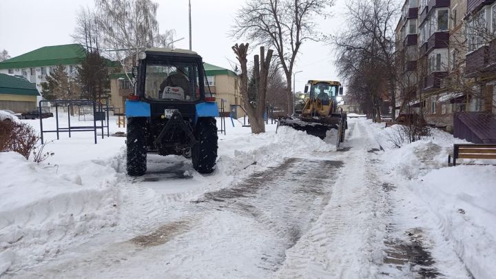 В Агрызе продолжается уборка снега во дворах МКД