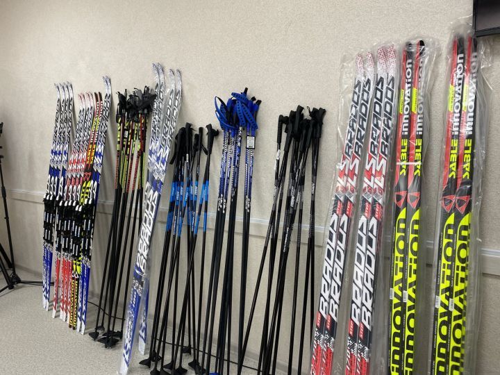 Бимская сельская школа получила в подарок 20 комплектов лыж (ВИДЕО)