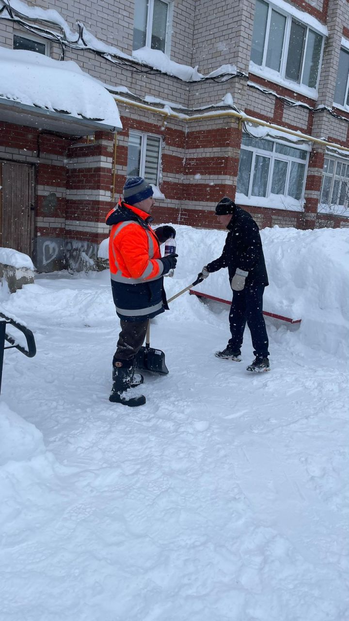 В Агрызе жители многоквартирного дома вышли на уборку двора от снега