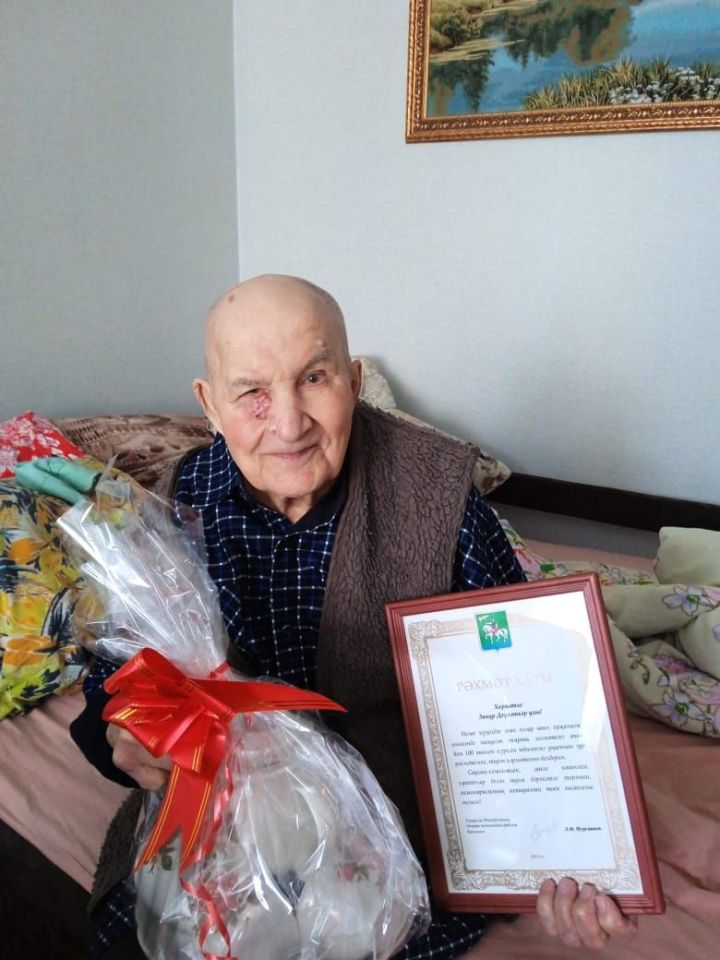 Ветерану войны из Агрызского района Зинуру Давлеткирову исполнилось 100 лет