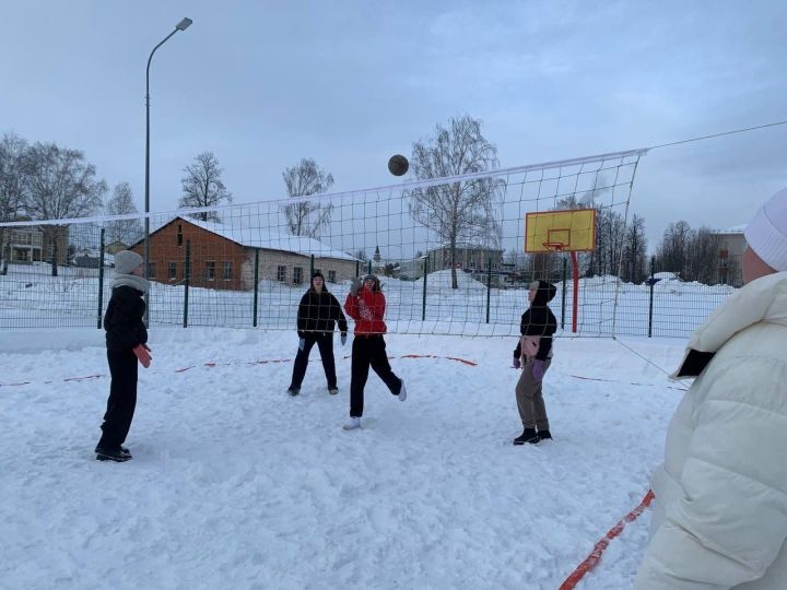 В Агрызе прошел зимний турнир по волейболу в варежках