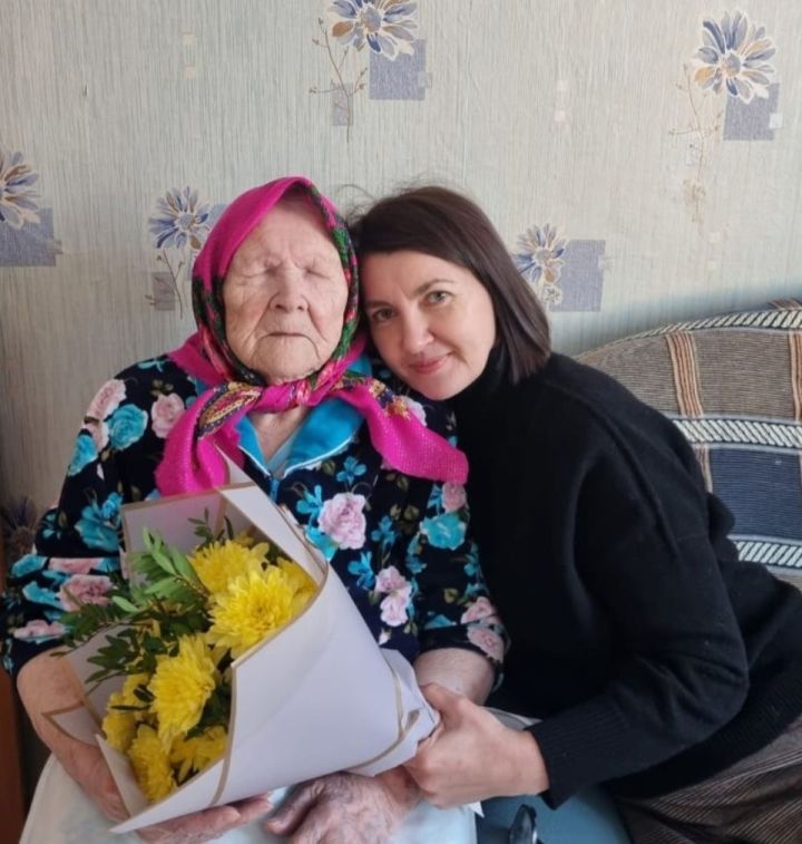 Гульнас Джаметова поздравила с 95-летием Екатерину Пашкину из Агрыза