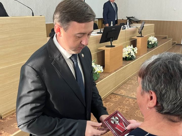 Глава района Ленар Нургаянов вручил Орден Мужества матери погибшего военнослужащего СВО