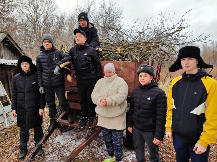 Учащиеся Кучуковской школы помогают семьям участников СВО в бытовых делах