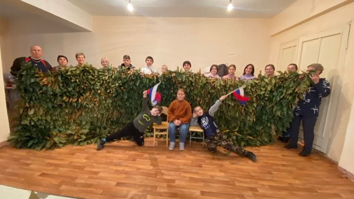 Красноборские школьники в период каникул плетут маскировочные сети и изготавливают окопные свечи