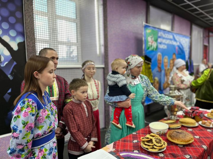 Участники фестиваля «Эхо веков в истории семьи» в Агрызе награждены денежными сертификатами на сумму 120 000 рублей