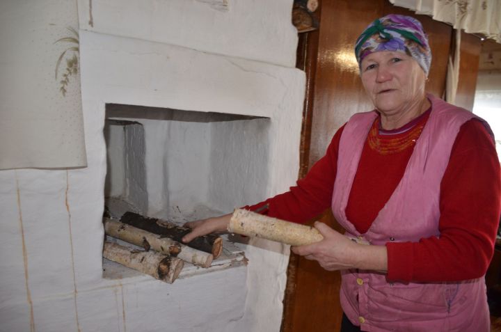 Валентина Шахтина живет в доме, построенном в 1961 году, каждый день топит печь и носит воду из колонки
