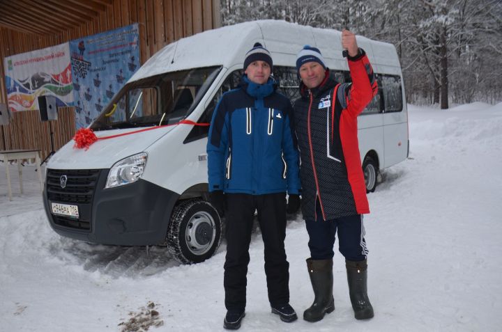 Федерация лыжных гонок и биатлона РТ подарила Агрызскому району снегоход и новый автобус
