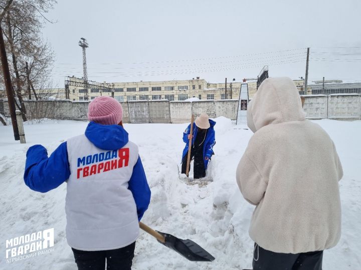 Активисты «Молодежного центра» очистили от снега территорию памятника Погибшим в гражданской войне