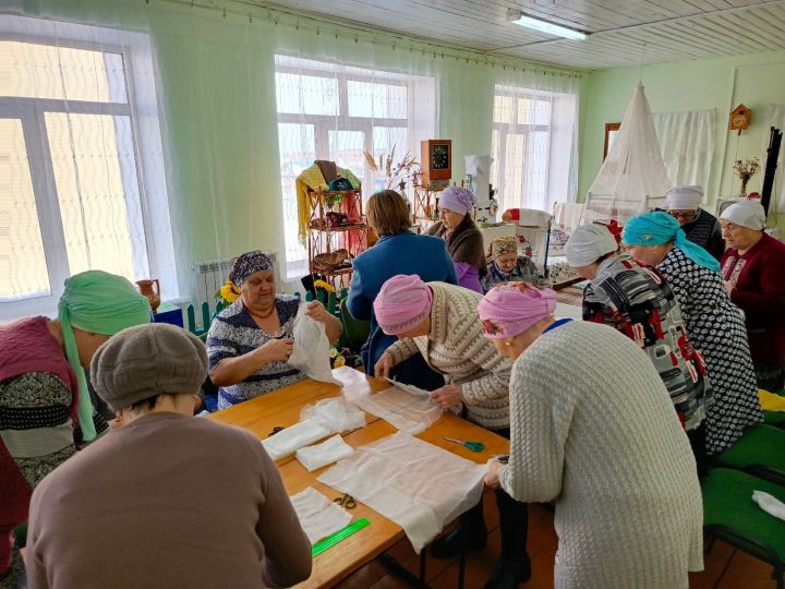 Терсинцы изготовили для отправки в зону СВО марлевые салфетки для госпиталя