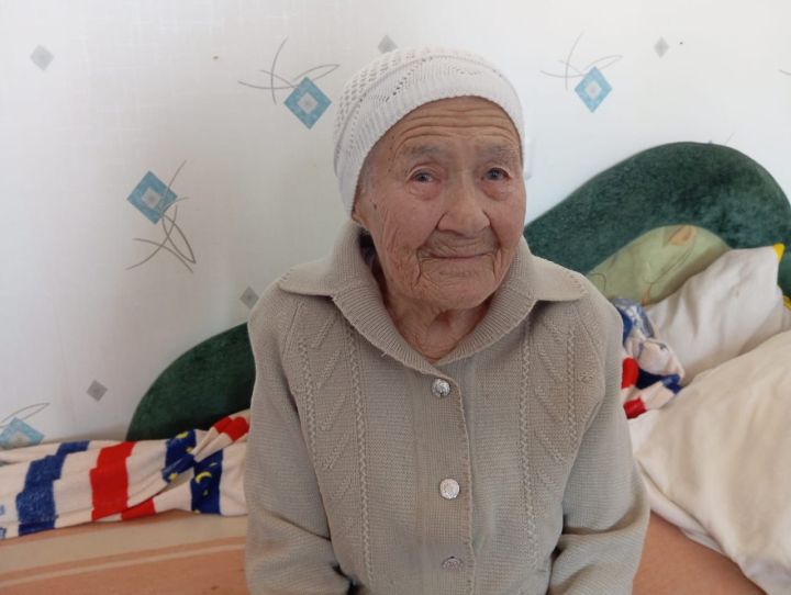 101-летняя Сазида Хаирова исполнила свой гражданский долг дома