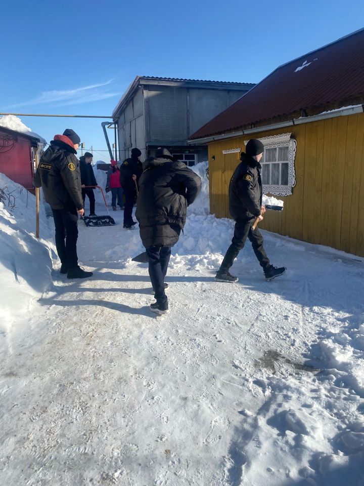 Форпостовцы помогли расчистить снег семье участника СВО