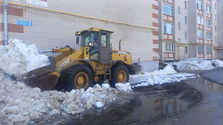 В Агрызе продолжаются противопаводковые мероприятия и расчистка от снежных масс