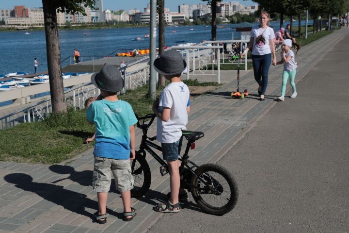 Летние каникулы:  как избежать детской травматизации при катании на самокатах и велосипедах