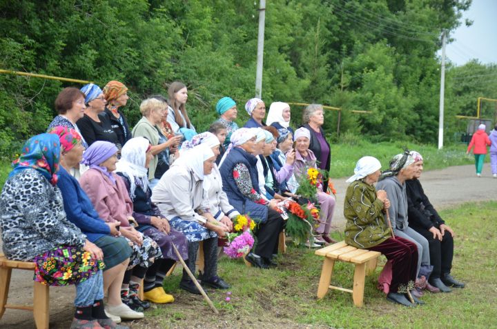 В Варзи-Омге открылась мемориальная доска в честь героев ВОВ