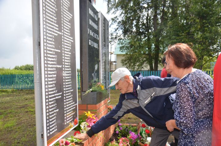 В Варзи-Омге открылась мемориальная доска в честь героев ВОВ