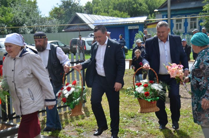 В Варзи-Омге открылась мемориальная доска в честь героев ВОВ