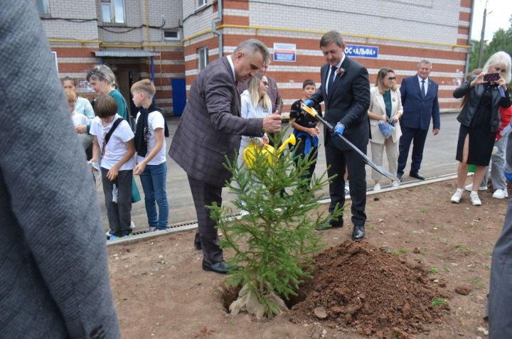 В праздничный день в Агрызе торжественно открыли двор, благоустроенный по республиканской программе