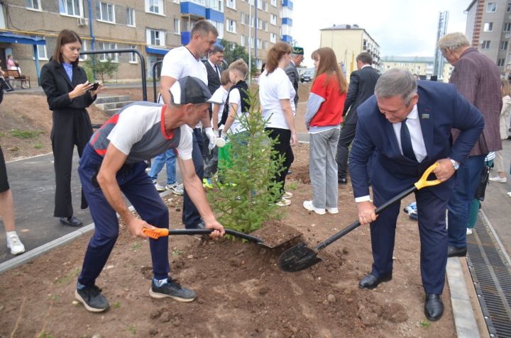 В праздничный день в Агрызе торжественно открыли двор, благоустроенный по республиканской программе