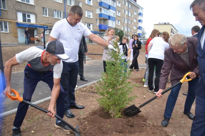 В праздничный день в Агрызе торжественно открыли двор, благоустроенный по республиканской программе