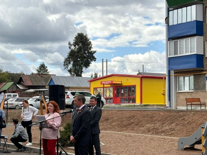 В праздничный день в Агрызе торжественно открыли двор, благоустроенный по республиканской программе