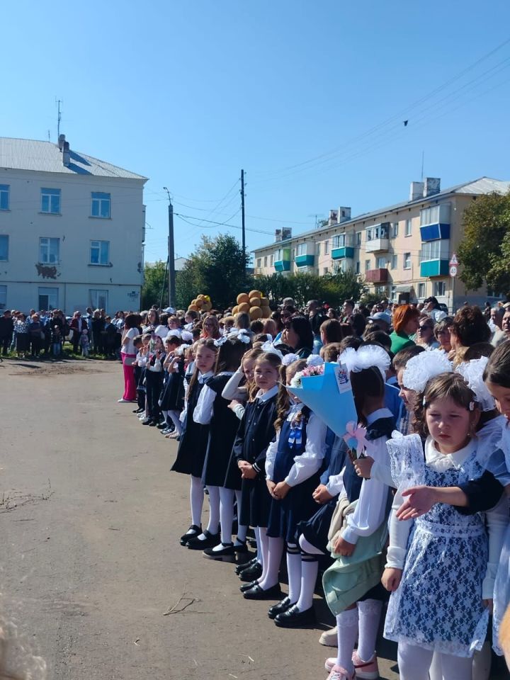 На торжественной линейке в школе №4 учащимся напомнили о правилах дорожного движения