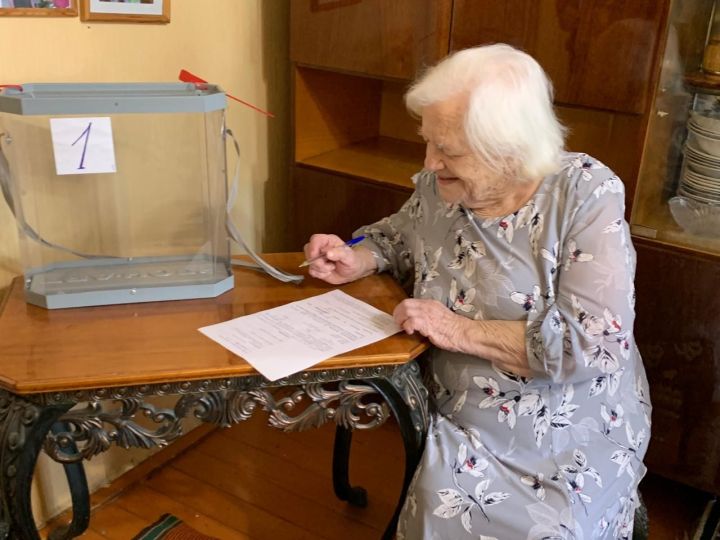 99-летняя Роза Богданова из Агрыза проголосовала на дому