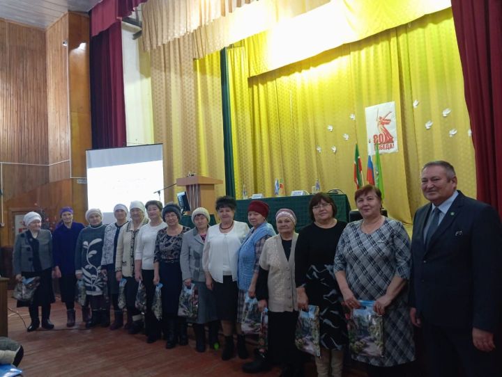 Көчек авылы өлкәннәре маскировка челтәрләре үрәләр, чәйләр ясыйлар