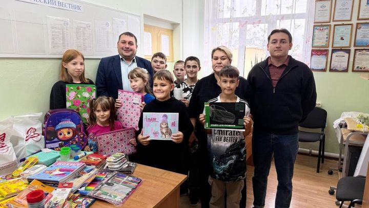 Председатели профкомов локомотивного и вагонного депо Агрыз посетили детский дом-интернат для особых детей