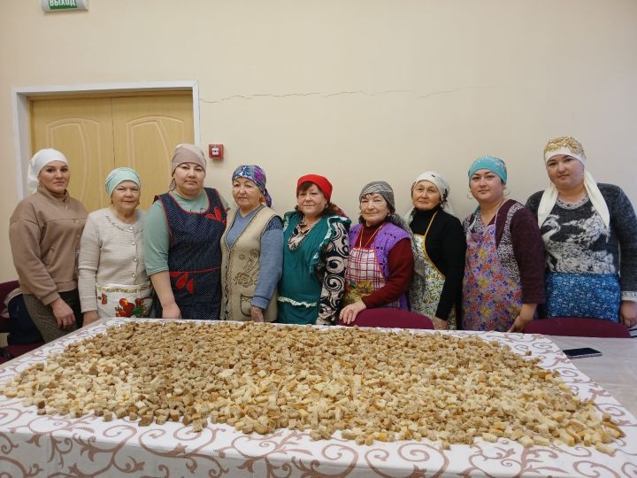 «С заботой о защитниках»: активистки ГДК им. Л. Айтуганова подготовили домашние сухарики для бойцов СВО