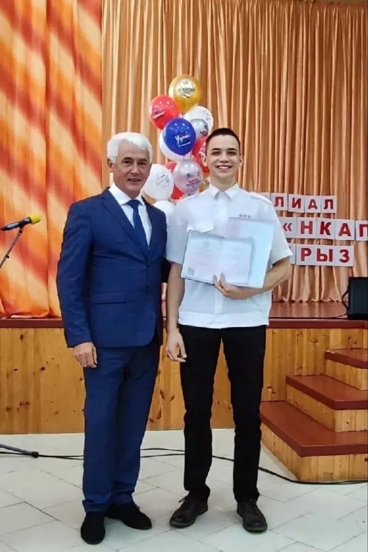 Выпускник Агрызского колледжа передал родному заведению 100 пар лыж