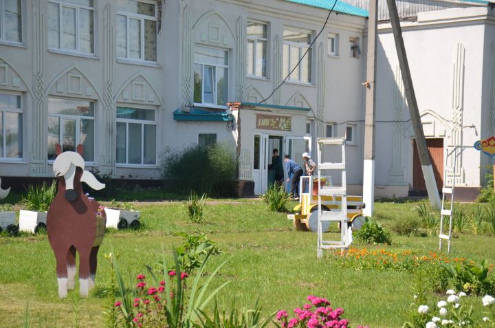 Иж-Бубый мәктәбе бакчасын матурлауда укучылар зур тырышлык куя