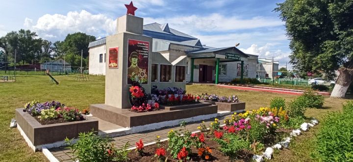 Иж-Бубый мәктәбе бакчасын матурлауда укучылар зур тырышлык куя