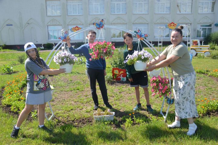 Иж-Бубый мәктәбе бакчасын матурлауда укучылар зур тырышлык куя