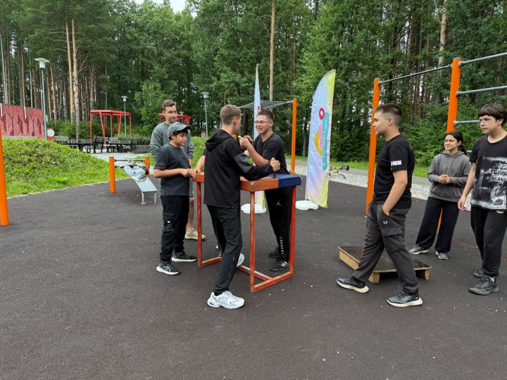 В парке «Орешник» прошла тренировка по армрестлингу