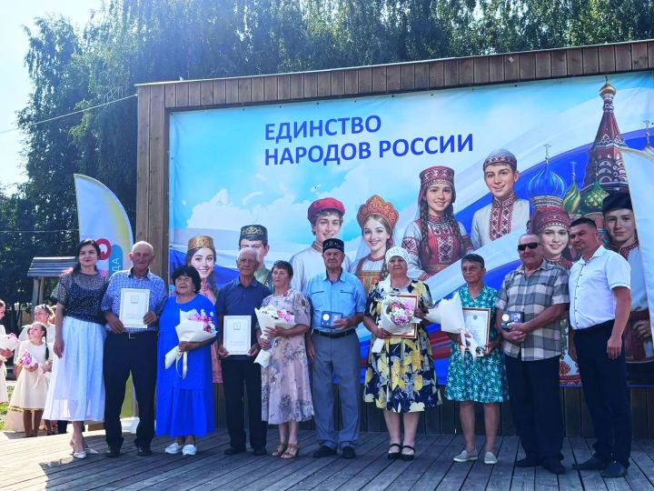 В День семьи, любви и верности в Агрызе чествовали супружеские пары — юбиляров семейной жизни
