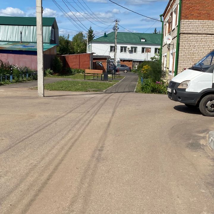 Глава района проверил ход реализации проекта «Наш двор» в Агрызском районе